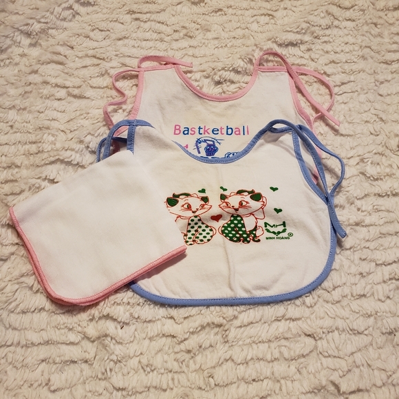Lot 0-3 Months Assorted Girls Clothes, Bibs, Cloth - Picture 2 of 10